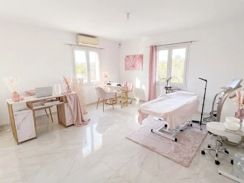 Le salon ALICIA BEAUTY à Grasse : la table de soin, le sol de marbre clair et deux fenêtres sur les arbres